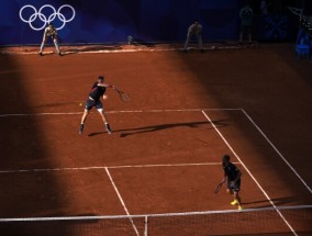 安迪·穆雷(Andy Murray)在巴黎奥运会的双打比赛中以后起之秀的成绩夺冠，延续了他的网球生涯